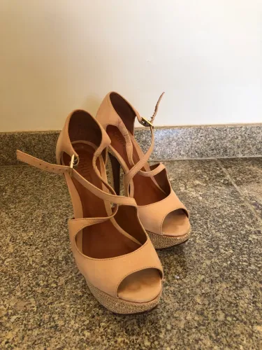 Sandália salto alto schutz