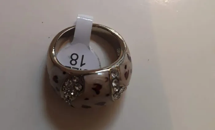 Anel feminino com detalhes em strass