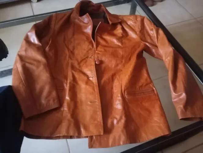 casaco ou jaqueta de couro caramelo/terracota de estilo clássico com bolsos frontais