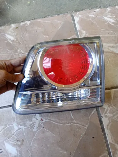 Lanterna Tampa Traseira Direita Toyota Hilux Sw4 2012 2013 2014 (Detalhe)