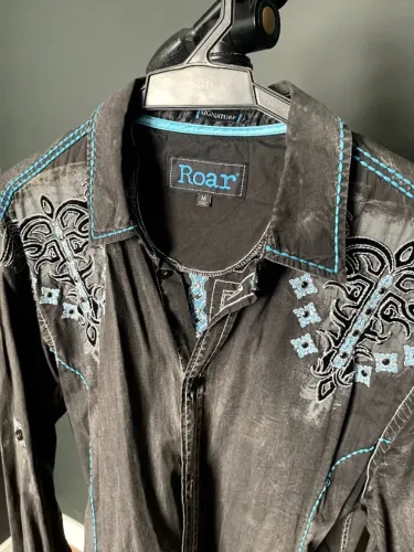 Camisa Premium Roar Signature - Bordado Western Exclusivo (Peça de Autoridade)