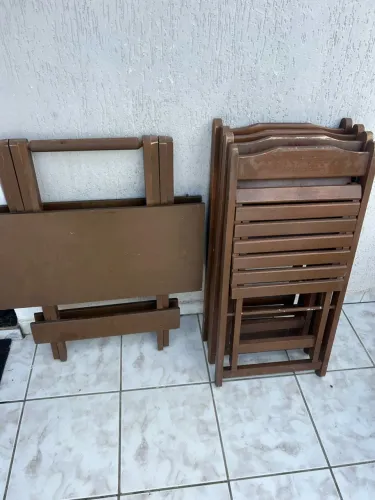 Mesa e cadeiras dobráveis