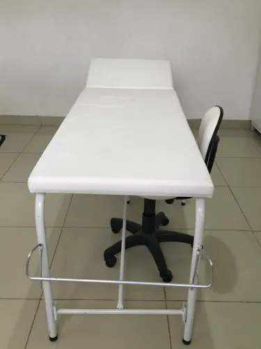 Vende-se Maca com cadeira e escadinha mais mesa com luz 