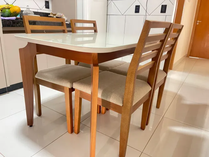 Mesa nova com cadeiras de madeira 