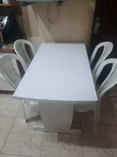 Mesa de cozinha com 4 cadeiras plástico tudo branco
