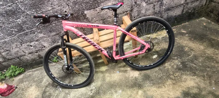 Vendo bicicleta usada com marcas de uso