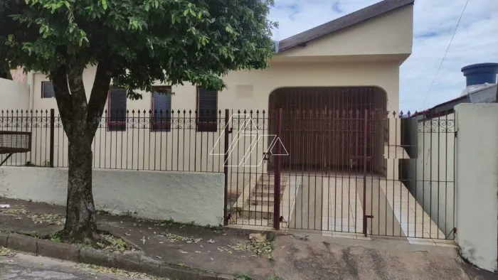 Venda: Casa Aconchegante de 3 Dormitórios no Núcleo Habitacional Castelo Branco