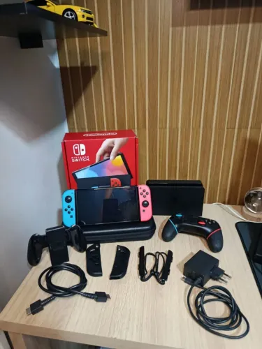 Nintendo Switch OLED desbloqueado + Pro Controller extra + SD card 128 GB