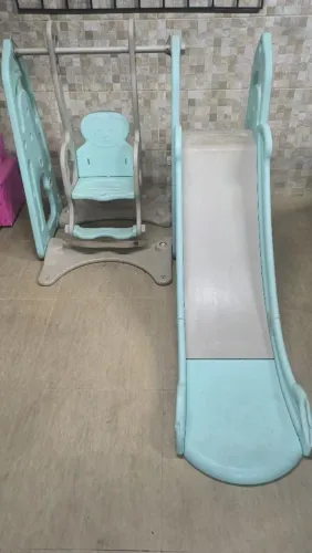 Balanço infantil com escorregador