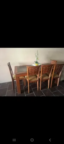 Mesa de madeira com 6 cadeiras