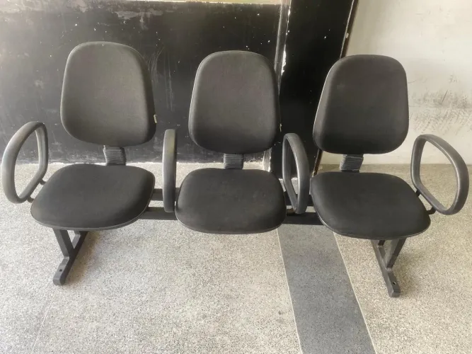 Cadeira longarina 3 lugares com apoio para os braços