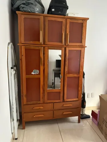 Guarda-roupa de madeira