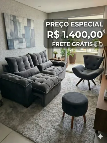 Sofá retrátil acompanhado por uma poltrona e um puff