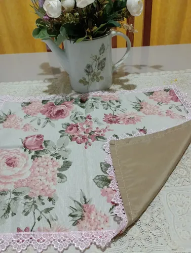 Jogo americano floral e preto. Decore a sua mesa 
