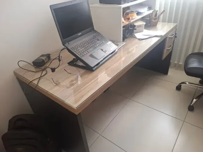 Mesa de Escritório com tampo de vidro com 1 ano de uso de uso, medindo 1,7 m x 0,7 m x 0,7