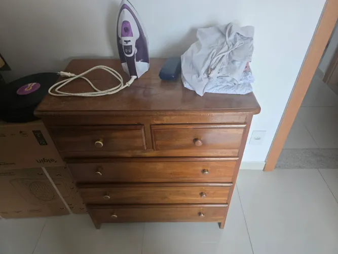 Cômoda de angelim.