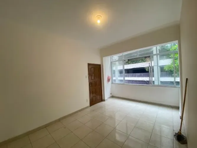 Lindo e Espaçoso Apartamento de 1 qt em Copacabana - 50 m²