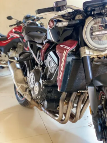 Vendo ou troco CB 1000r em carro ou moto bigtrail.falar no WhatsApp *