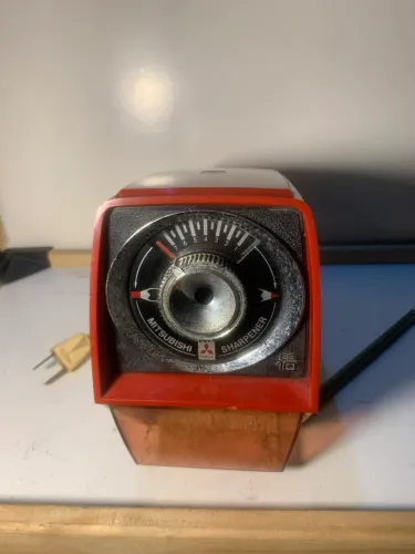 apontador elétrico é o modelo Mitsubishi ES-10