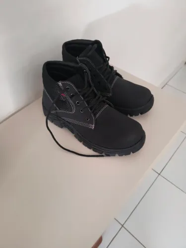 Bota nova na caixa