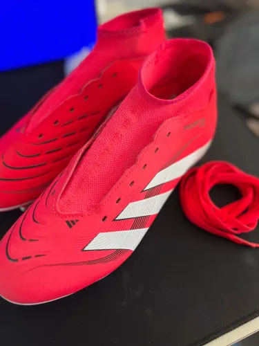 Chuteira de campo adidas