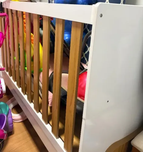 Quadra-roupa, berço e cômoda infantil 