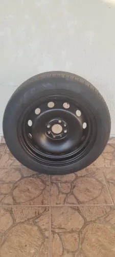 Vendo uma roda com pneu 15 valor r$ 200
