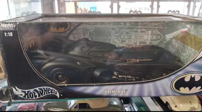 Miniatura Hot Wheels Batmobile 1989 em escala 1:18, da linha Metal Collection