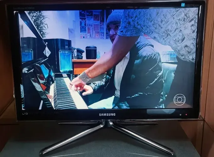 TV/Monitor Samsung SyncMaster FX2490HD 24" com manchas na tela