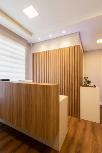 Balcão recepção e painel fundo