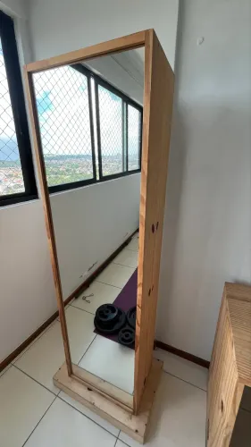 Sapateiro de giro em madeira de pinus