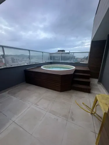 Linda cobertura mobiliada com 3 dormitórios + terraço com jacuzzi nos Ingleses!
