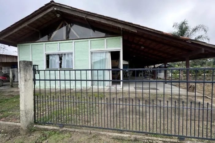 VENDE-SE CASA NA PRAIA DO ERVINO (aceitamos propostas) 