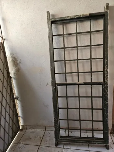 Janela de Ferro com Grade com duas Folhas Janela 166x72, sem vidro