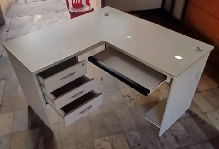 MESAS ESTAÇÃO DE TRABALHO EM L - 3 GAVETAS - SUPORTE TECLADO