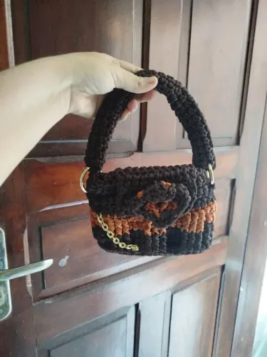 Bolsinha de crochê feito a mão
