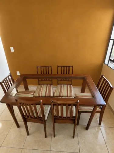 Mesa de madeira com 6 cadeiras