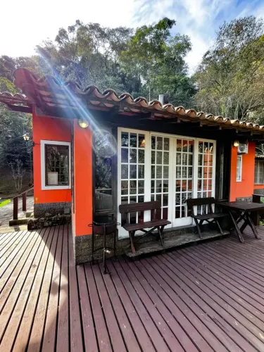 Casa Charmosa em Condomínio na Serra  Mobiliada