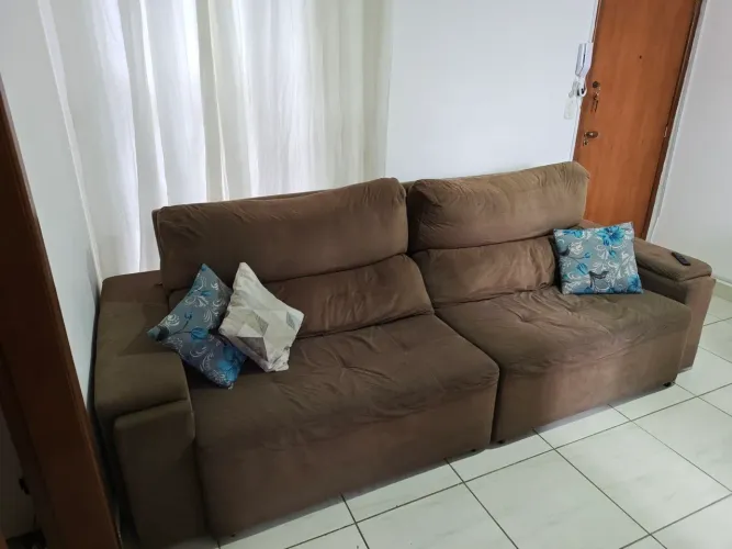 Safa retrátil de 2, 77 metros em ótimo estado por apenas 1800 Reais.