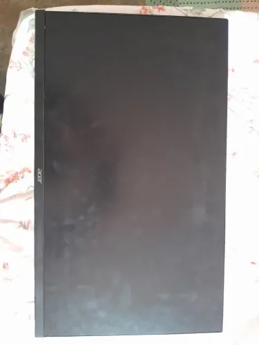 Monitor quebrado somente para tirar peças a placa