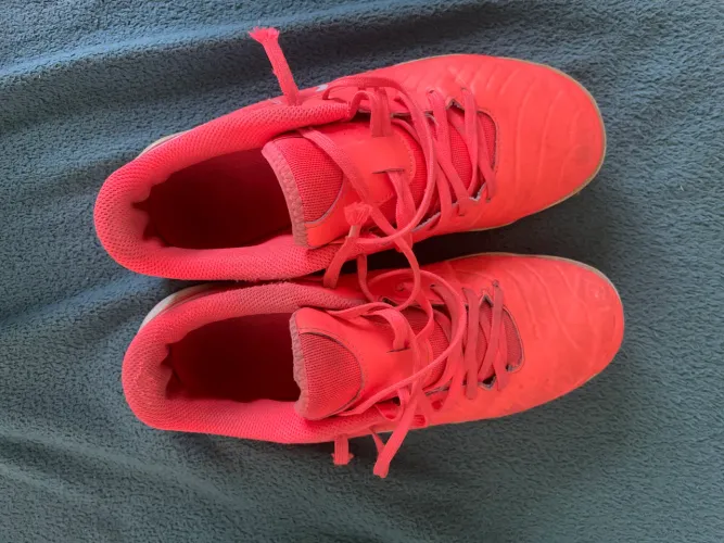 Chuteira de futsal Nike rosa