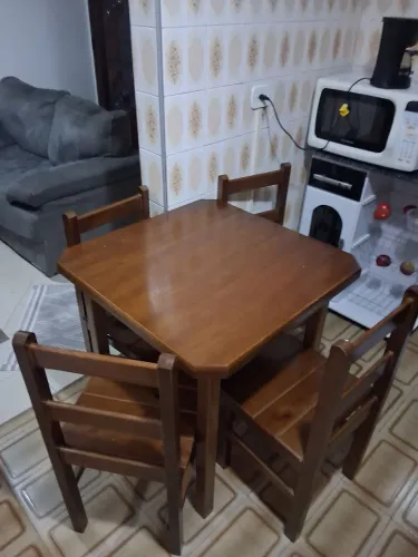 MESA DE MADEIRA COM 4 CADEIRAS