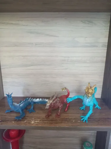 Conjunto de Três Esculturas de Dragões de Material Plástico Sintético 