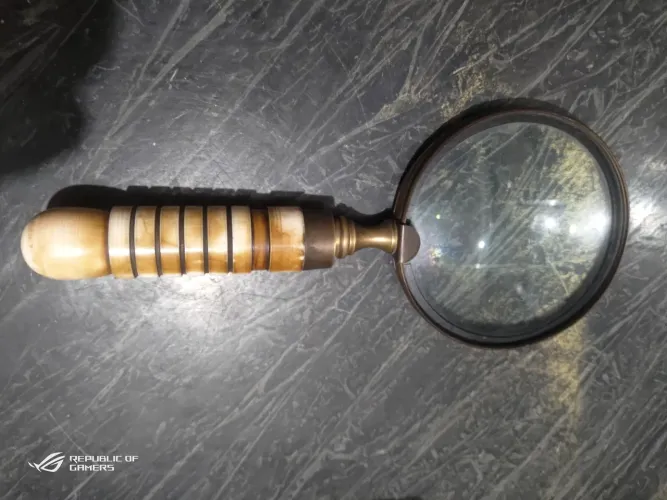 Lupa antiga comprimento 24 largura da lupa 10 x 10 com detalhes em bronze 