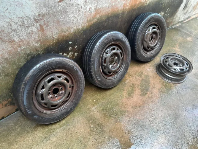 Roda aro 13, da Ipanema usadas pneus e bom estado