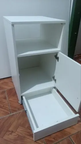 Criado mudo com gaveta oculta