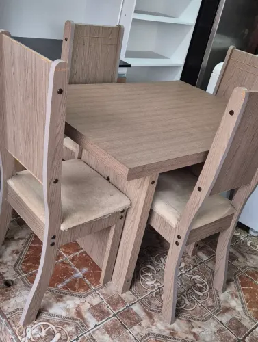 JOGO DE MESA COM 4 CADEIRAS . MEDIDAS 1,10 