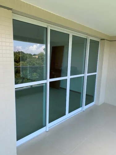 Porta em alumínio reforçado, branca, vidros verdes, 2,10H x 3,00L, R$ 1.600,