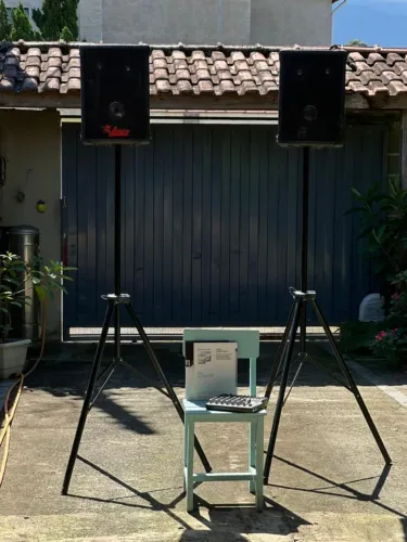 Caixas de som com suporte + mesa de 4 saidas