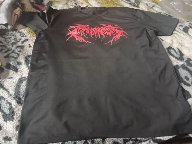 Blusa preta com estampa vermelha.